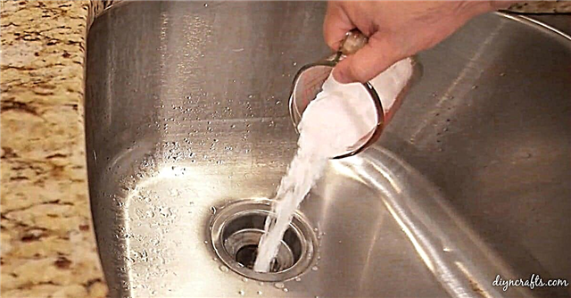 วิธีคลายการอุดตันท่อระบายน้ำของคุณด้วยผลิตภัณฑ์ในครัวเรือนทั่วไป 2 ชนิด - ไม่มีสารเคมีรุนแรง!