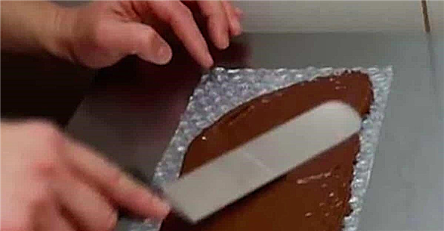 プチプチとチョコレートバーを使ってケーキを飾る方法
