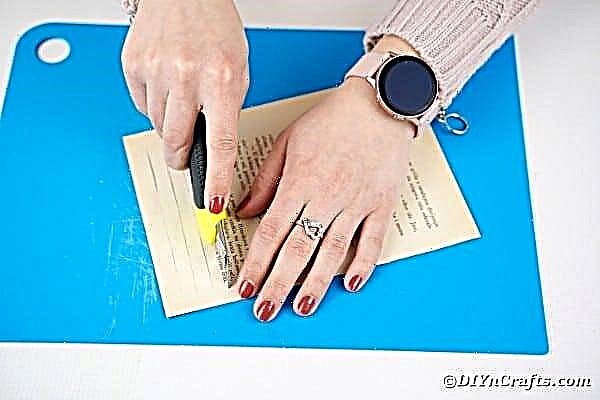 Jednoduché zavěšené papírové lucerny ze stránek knih